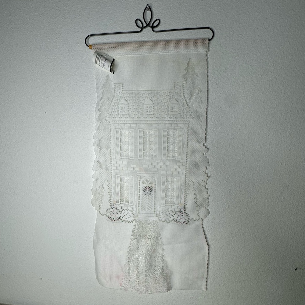 Heritage Lace White Christmas House With Green Wreath And Tree Tapestry Hanger - Picture 5 of 12